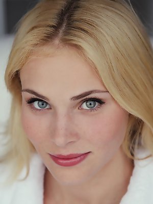 Cordelia displays her seductive sensual body in bed and shows off her tasty meat curtains. pics ~ SexyNakedModels.com